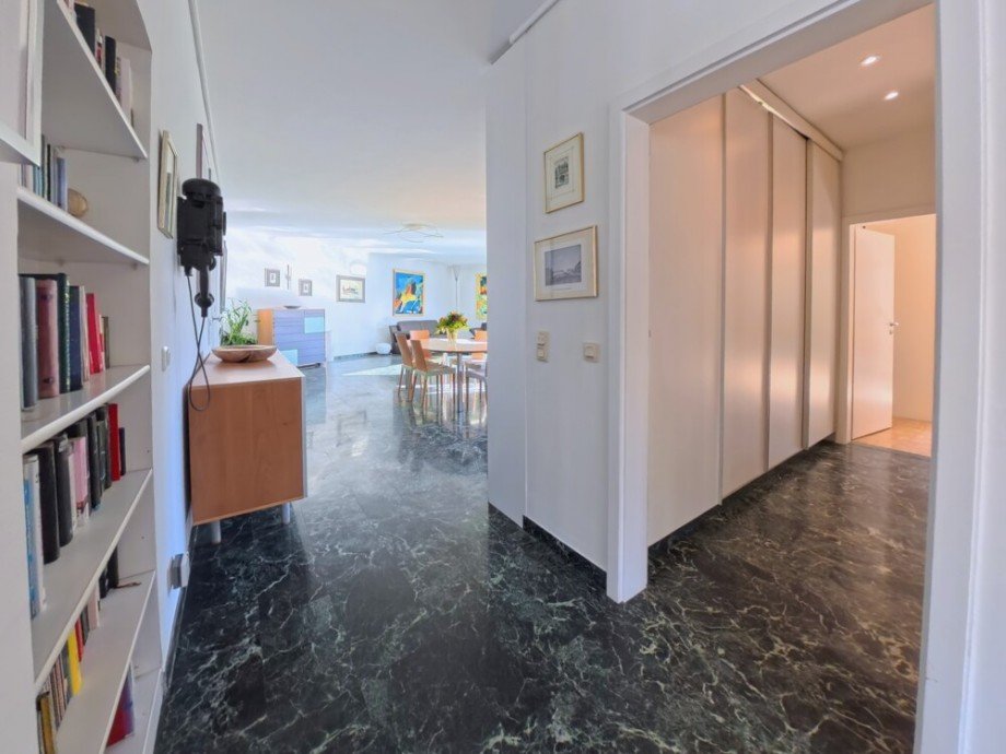 (12) Der Durchgangsbereich in das Wohnzimmer mit Blick zum privaten Wohnbereich (rechts) Erdgeschosswohnung Bottrop / Stadtmitte