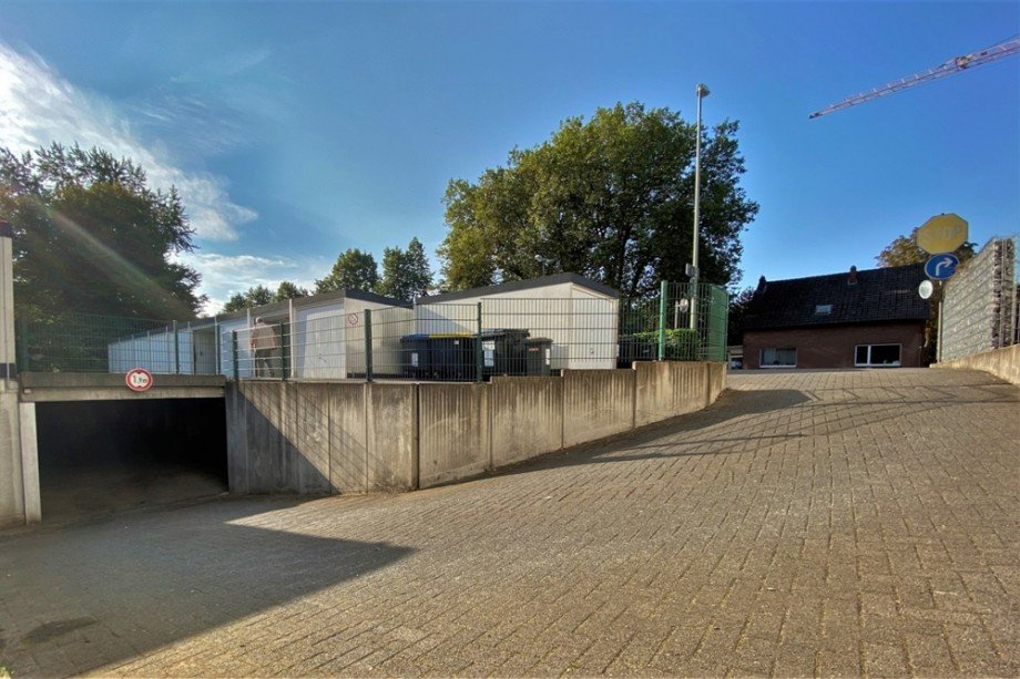 (3) Die Zufahrt zu den beiden Garagen der Hausgemeinschaften Erdgeschosswohnung Bottrop / Stadtmitte