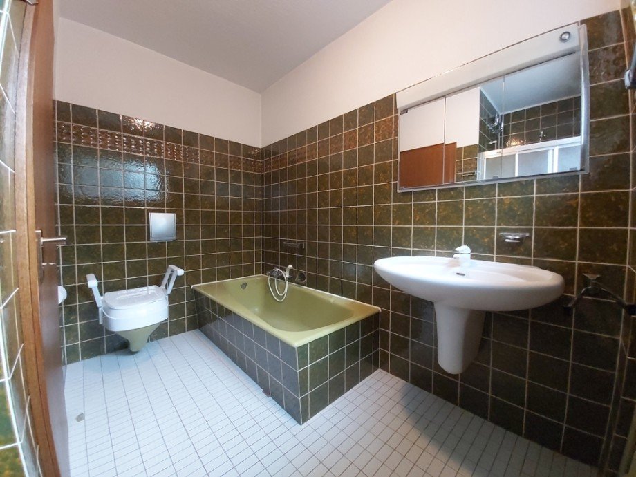 (17) Neben dem Elternschlafzimmer befindet sich das Hauptbadezimmer Bungalow Bottrop / Kirchhellen