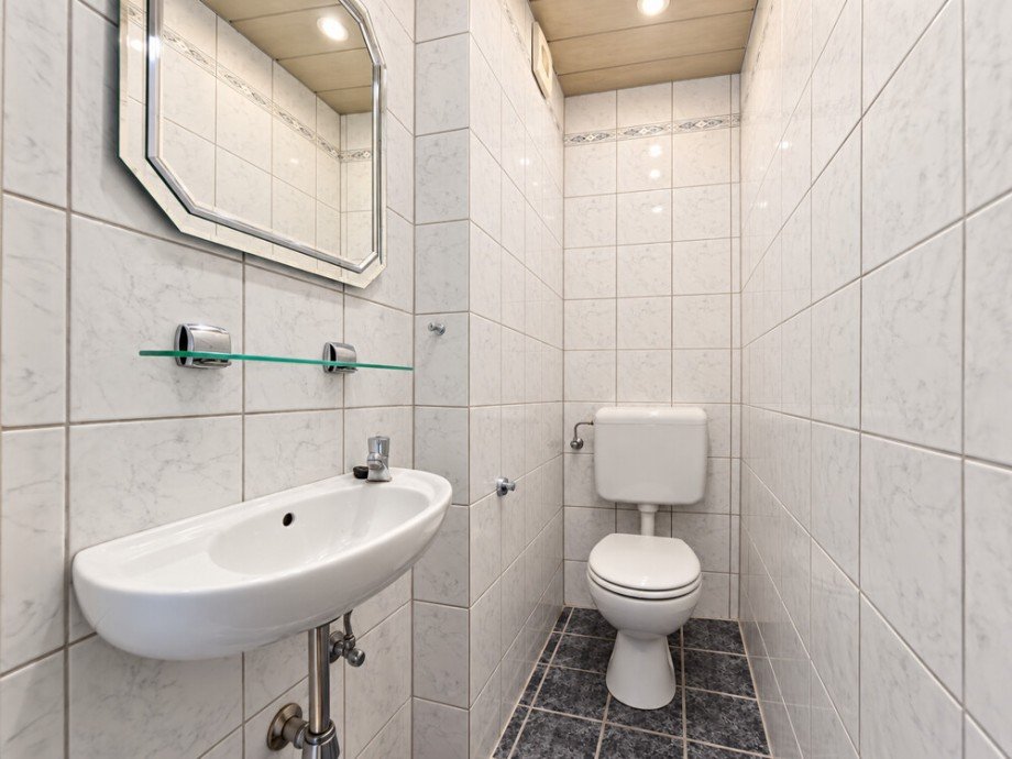 (12) Zentral im Flur gelegen befindet sich u.a. das separate WC Etagenwohnung Bottrop / Batenbrock