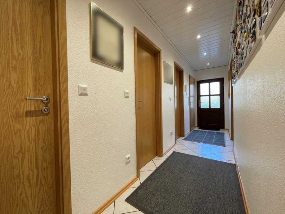 (14) Hier ein Blick in den zentral gelegenen Flur im Anbau Einfamilienhaus Bottrop / Feldhausen