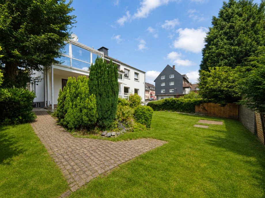 (14) Die Gartenfl�chen in s�dlicher Ausrichtung aus einem anderen Blickwinkel Zweifamilienhaus Bottrop / Bottrop-Vonderort