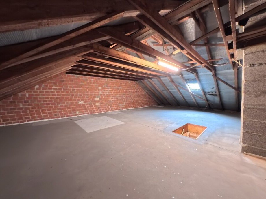 (28) �ber eine Bodeneinschubtreppe erreichen wir nun noch den derzeit nicht ausgebauten Dachboden Reihenendhaus Bottrop / Stadtmitte