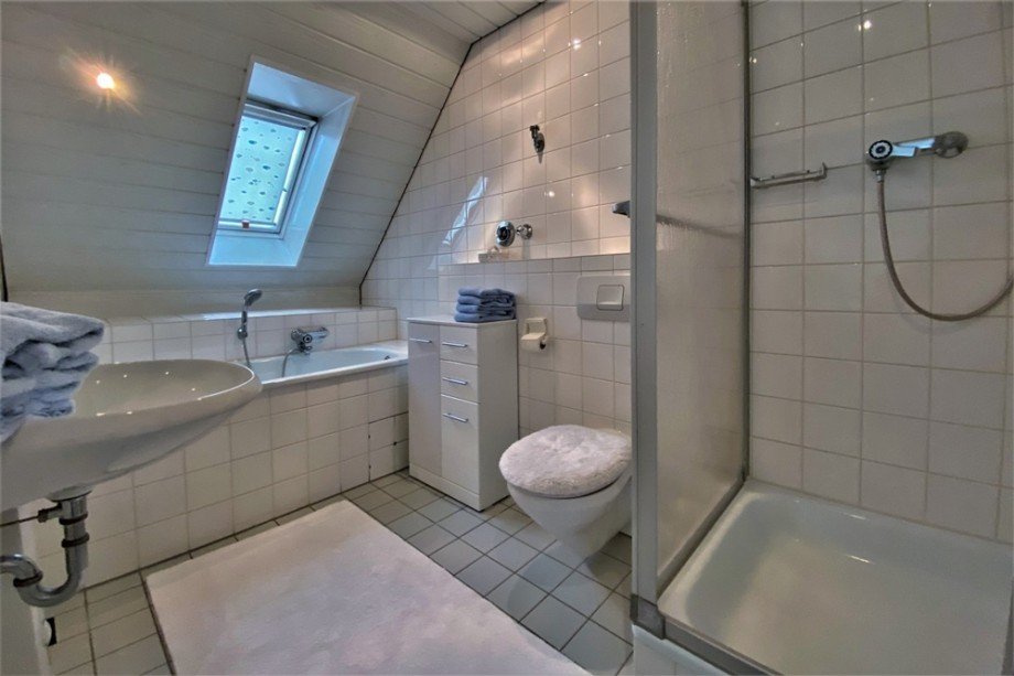 (23) Das Badezimmer der Einliegerwohnung im 1.Obergeschoss Zweifamilienhaus Bottrop / Eigen