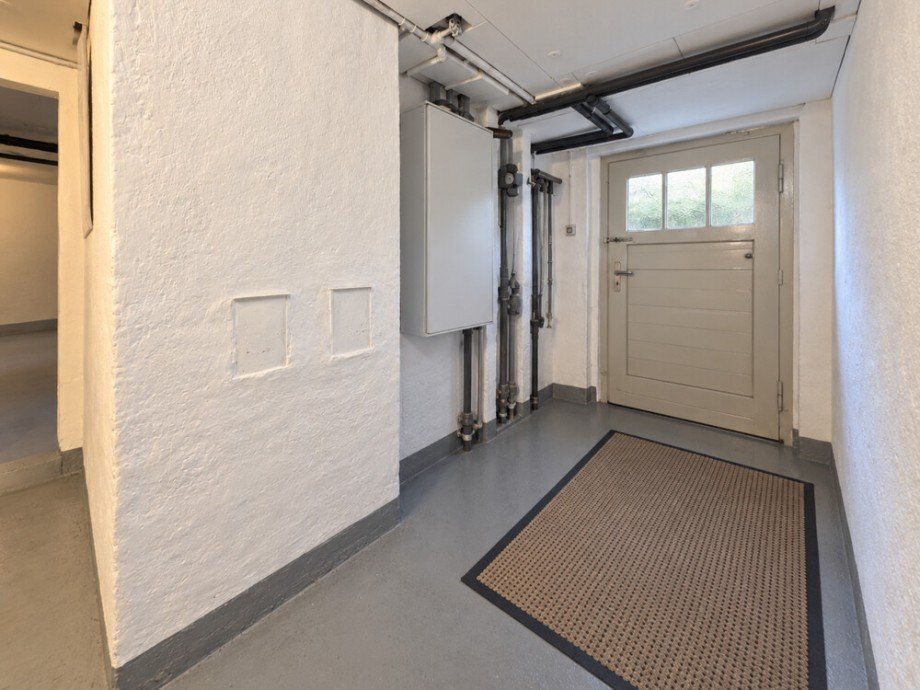 (27) Ein weiterer Eindruck aus dem Kellergeschoss mit Blick auf den Ausgang in den Garten Mehrfamilienhaus Bottrop / Stadtmitte