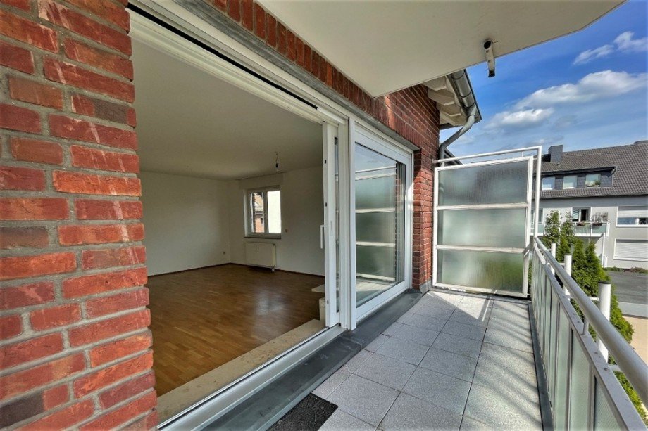 (11) Der Blick vom Balkon in das Wohn- und Esszimmer Etagenwohnung Bottrop / Stadtmitte