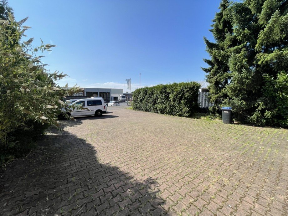 (40) Abschlie�end ein Blick auf die Stellplatzfl�chen vor der linken Geb�udeh�lfte Halle / Lager / Produktion Bottrop