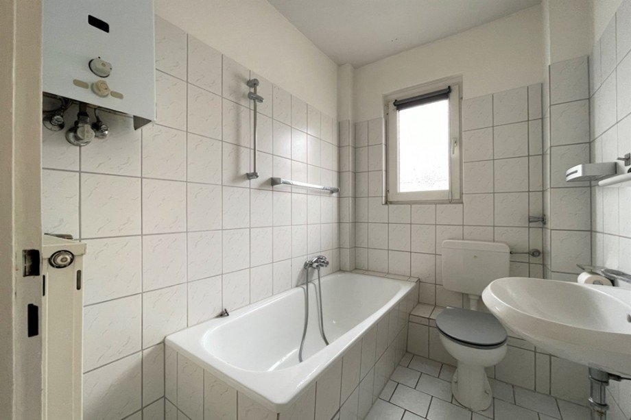 (22) Hier sehen Sie das hell geflieste Badezimmer Mehrfamilienhaus Bottrop / Fuhlenbrock