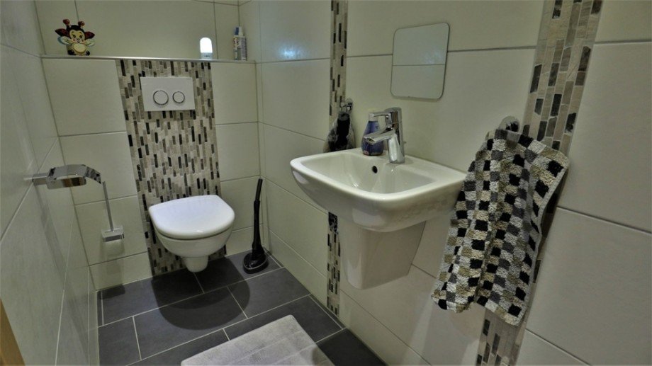 (15) Im Obergeschoss befindet sich ein weiteres WC Doppelhaush�lfte Bottrop / Welheimer Mark