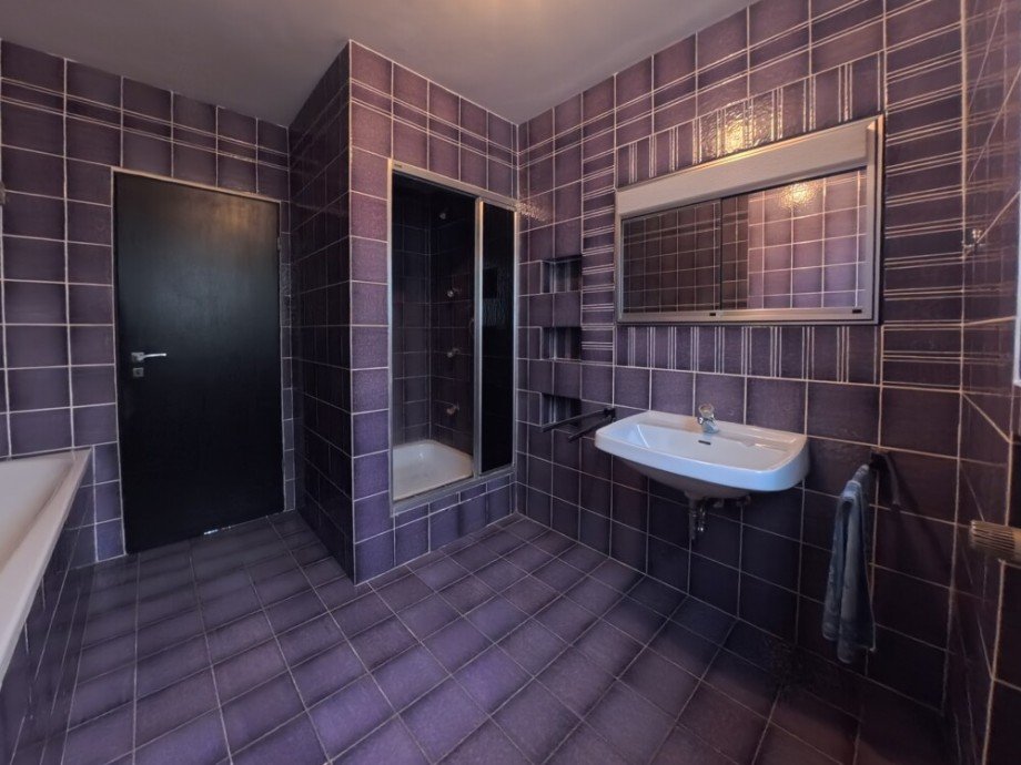 (14) Das Hauptbadezimmer aus einem anderen Blickwinkel Bungalow Bottrop / Welheim