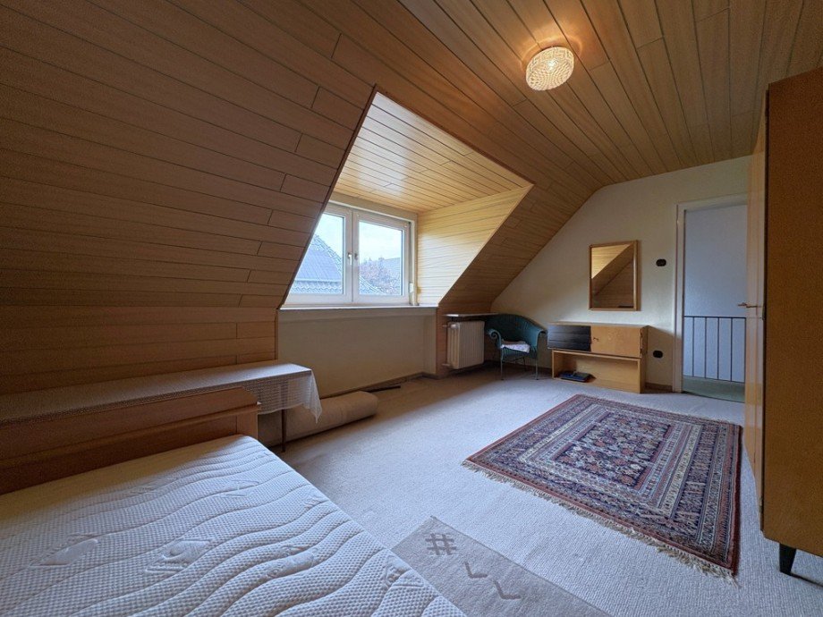 (28) Weiterhin befinden sich im Dachgeschoss zwei separate Schlafzimmer Zweifamilienhaus Bottrop / Stadtmitte