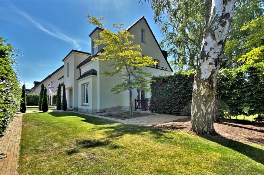 Der Blick auf den westlichen Giebel und den westlichen Gartenzugang Einfamilienhaus Bottrop / Kirchhellen