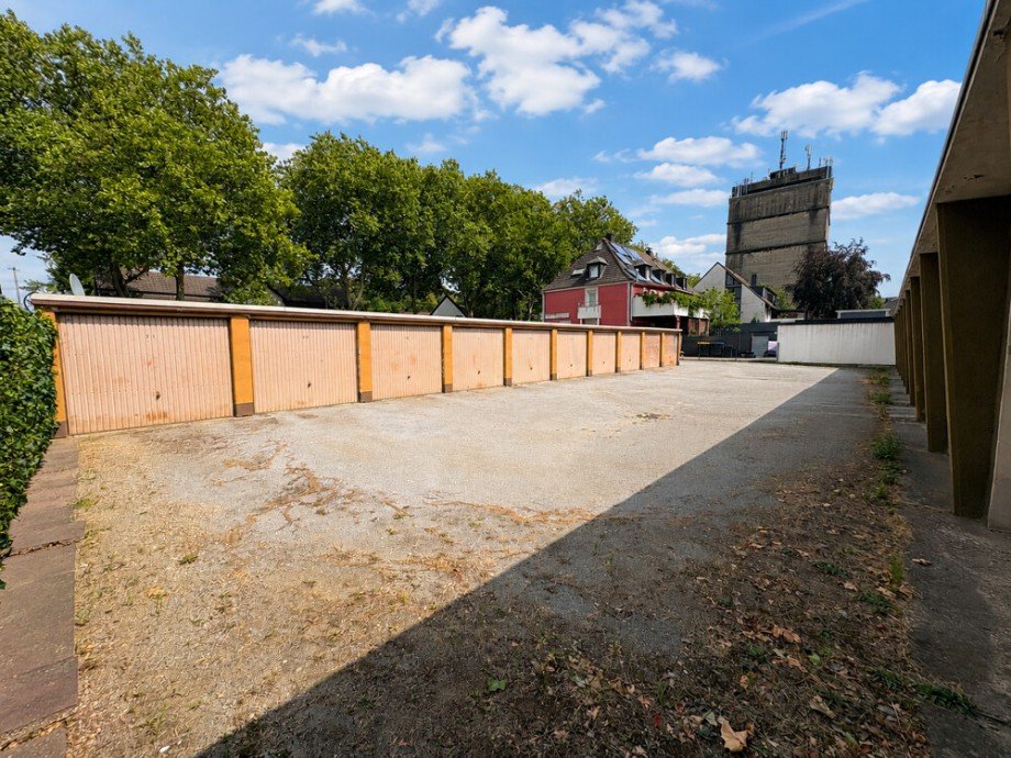 (8) Der Blick auf die gegen�berliegende Garagenzeile Mehrfamilienhaus Bottrop / Eigen