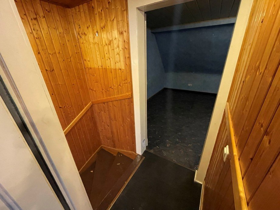 (15) Zur�ck im Hausinneren blicken wir hier in den Flur im 1. Obergeschoss Reihenmittelhaus Oberhausen / Holten