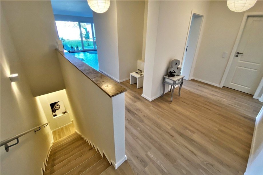 (6) Eine weitere Impression mit Blick in den Abgang in das Souterrain Erdgeschosswohnung Bottrop / Bottrop-Vonderort