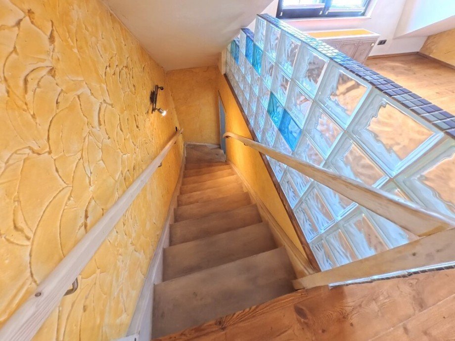 (18) �ber diese Treppe erreichen Sie den ausgebauten Dachbodenbereich Reihenendhaus Bottrop / Batenbrock