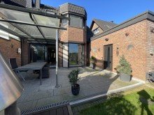 (14) Die Terrasse bietet weiterhin einen praktischen Garagen- und Kellerzugang *VERKAUFT*