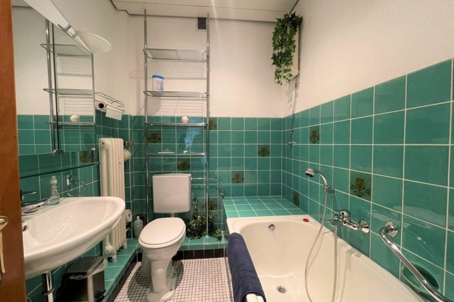 (31) Eine Impression des Badezimmers im Obergeschoss Mehrfamilienhaus Bottrop / Eigen