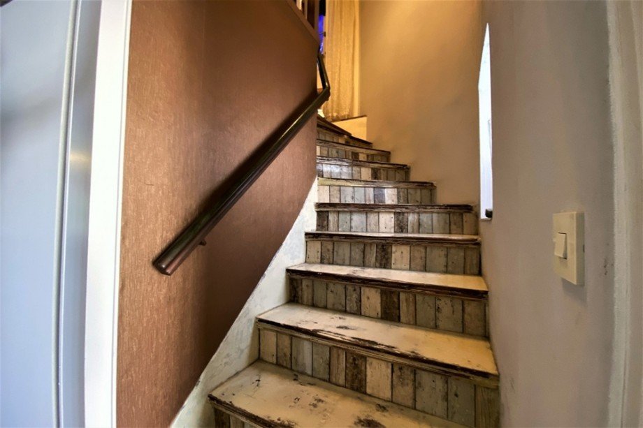 (35) Die Treppe im Flur f�hrt Sie in das Obergschoss Haus Bottrop / Stadtmitte
