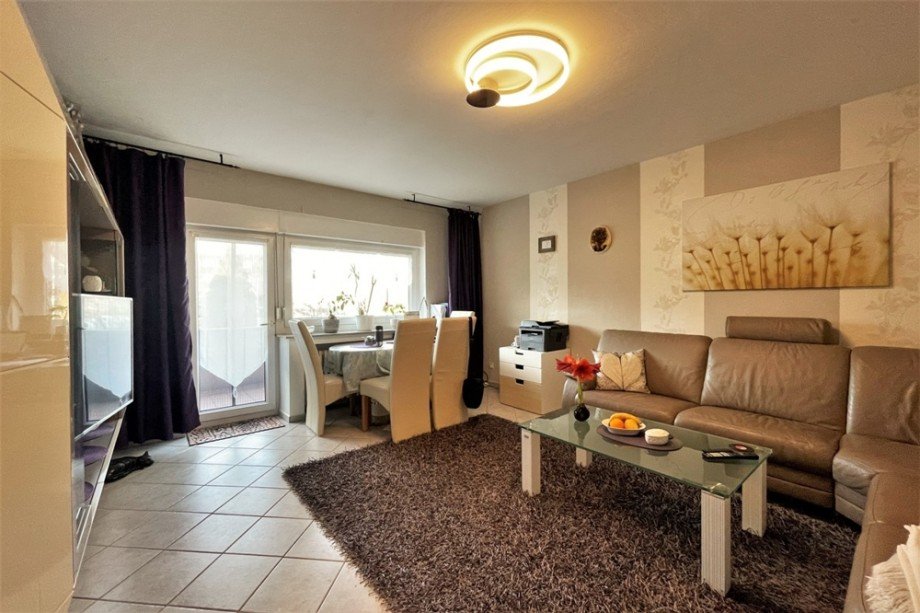(8) Das Wohn- und Esszimmer mit Zugang auf die r�ckw�rtige Loggia Etagenwohnung Bottrop / Stadtmitte