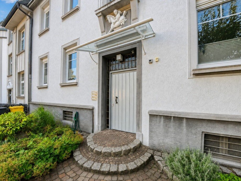 (2) Der gemeinschaftliche Hauseingangsbereich auf der Geb�udevorderseite Etagenwohnung Bottrop / Stadtmitte