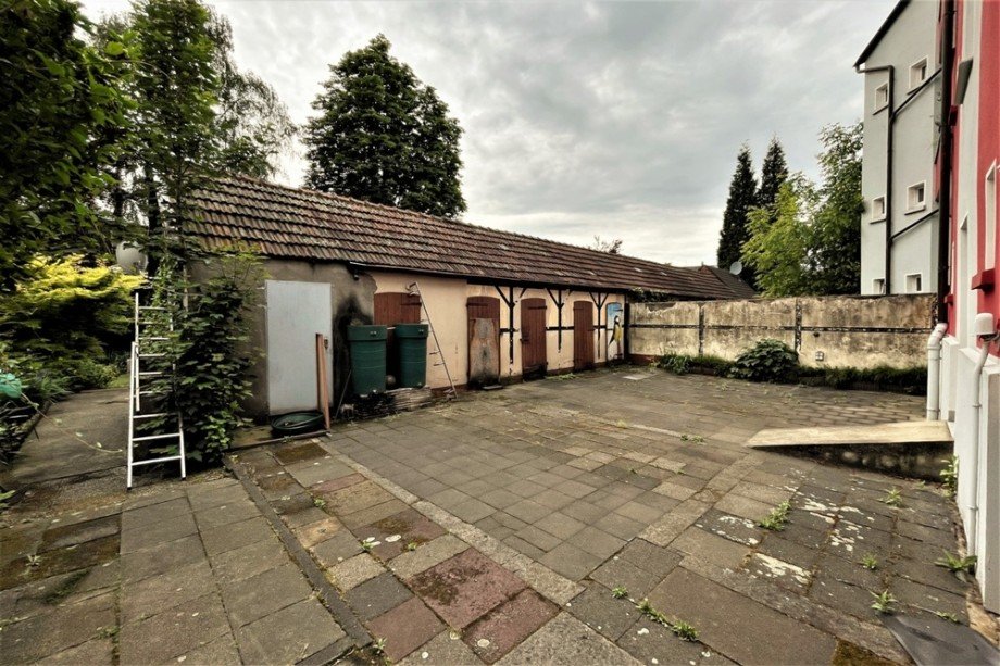 (6) Die Hofgeb�ude und der seitliche Gartenzugang (linkes Geb�ude) Mehrfamilienhaus Bottrop / Batenbrock