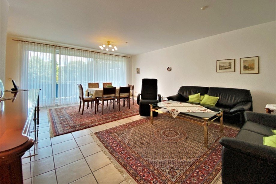 (15) Das Wohnzimmer in Blickrichtung zum Balkon Etagenwohnung Bottrop / Stadtmitte