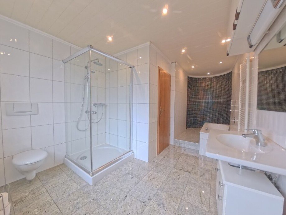 (36) Hier ein Blick in das Hauptbadezimmer u.a. inkl. Dusche Zweifamilienhaus Bottrop / Grafenwald