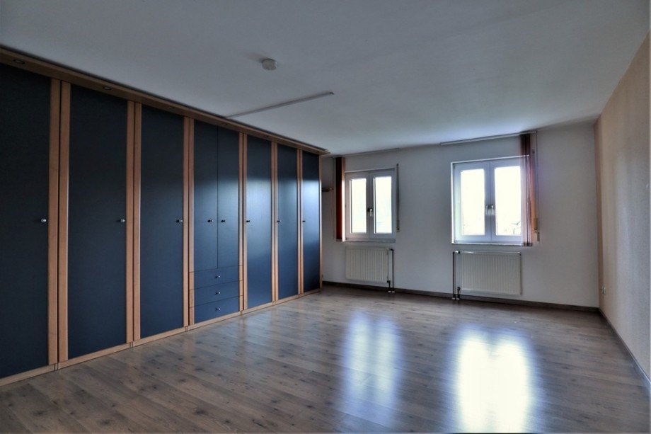 (12) Das Elternschlafzimmer im ersten Obergeschoss auf der Geb�uder�ckseite Reihenmittelhaus Essen / Altenessen-Nord