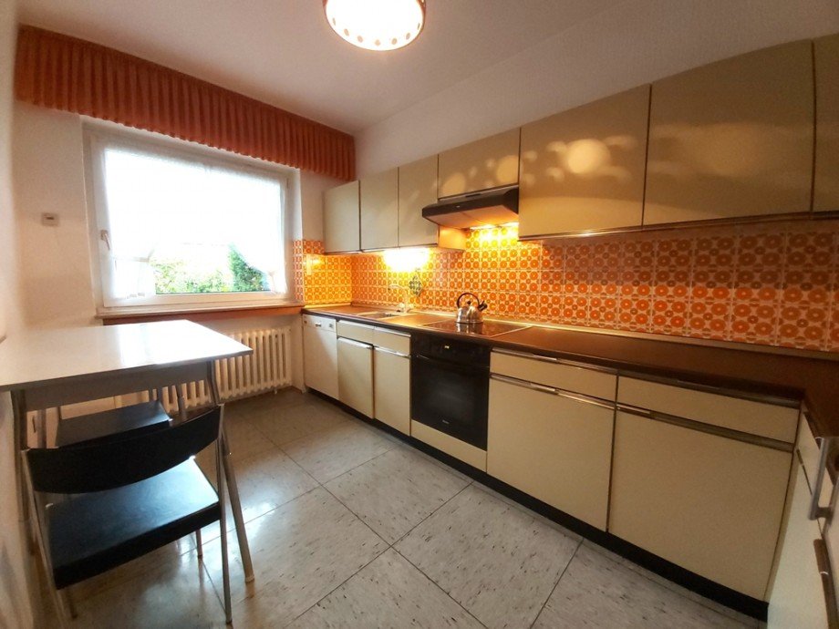 (4) Linksseitig betreten wir zun�chst eine ger�umige K�che Bungalow Bottrop / Kirchhellen