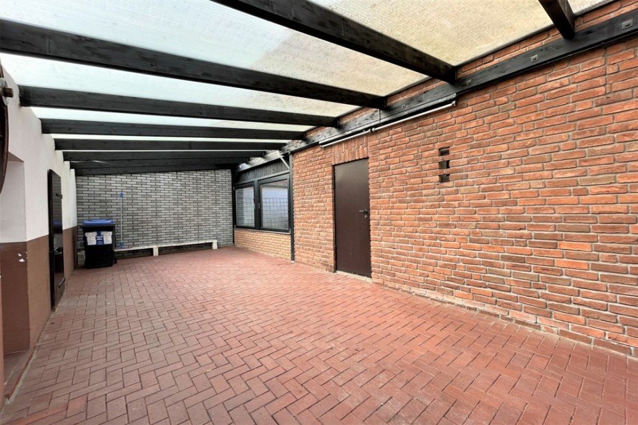 (42) Zur�ck im Aussenbereich blicken wir auf den �berdachten Hofbereich zwischen Wohnhaus und Garage Zweifamilienhaus Bottrop / Batenbrock