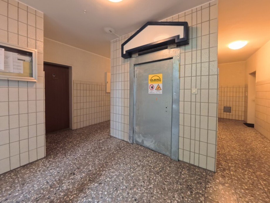 (5) Aktuell erfolgt die Kompletterneuerung des Aufzuges Erdgeschosswohnung Bottrop / Stadtmitte