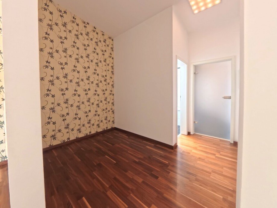 (20) �ber einen Flurversatz erreichen Sie die privaten R�umlichkeiten der Wohnung Penthousewohnung Bottrop / Bottrop-Vonderort
