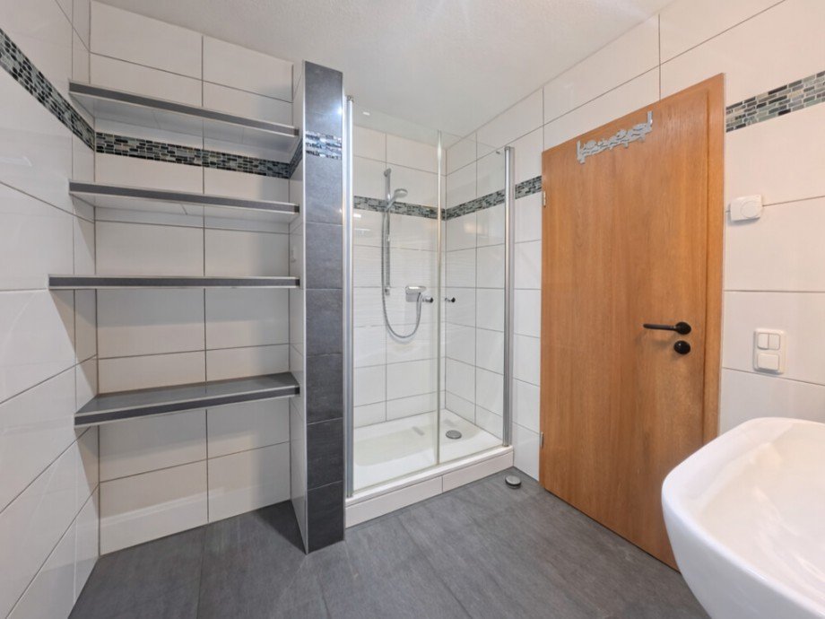 (23) Das moderne Duschbadezimmer im ersten Obergeschoss Reihenmittelhaus Bottrop / Welheim