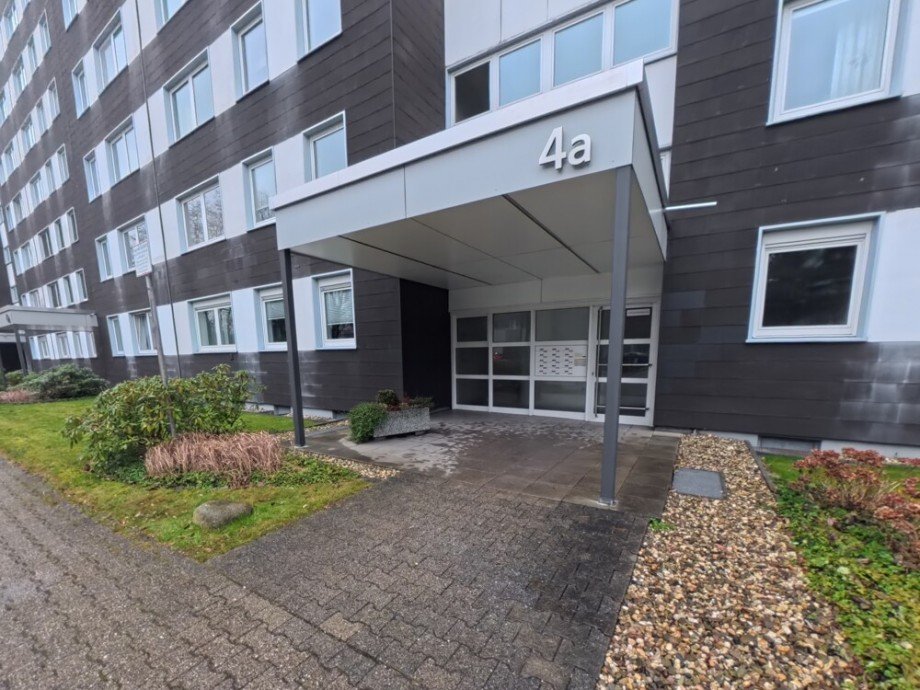 (2) Der gemeinschaftliche Hauseingangsbereich im Erdgeschoss Etagenwohnung Bottrop / Stadtmitte