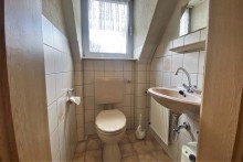 (26) Im Obergeschoss befindet sich ein WC mit Handwaschbecken *VERKAUFT*