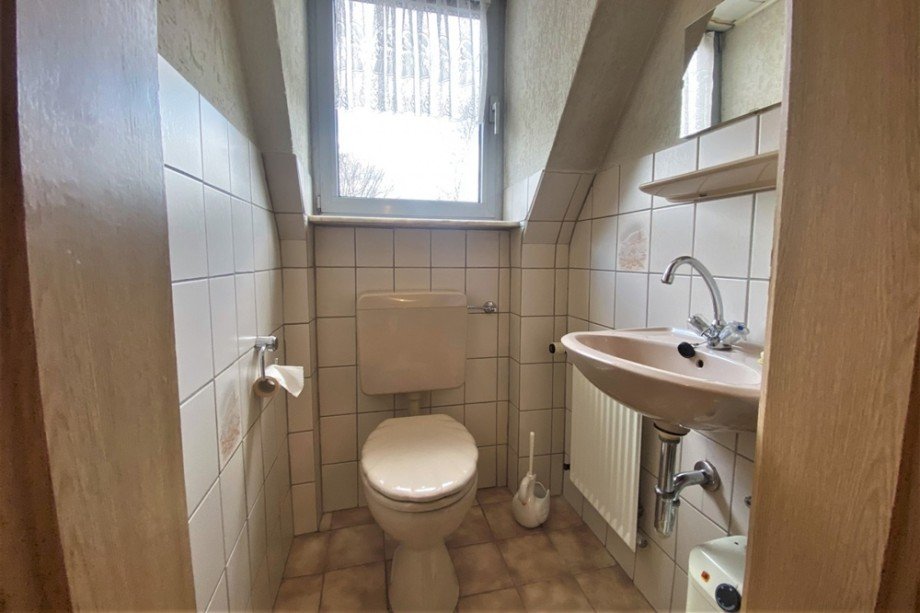 (26) Im Obergeschoss befindet sich ein WC mit Handwaschbecken Doppelhaush�lfte Bottrop / Welheim