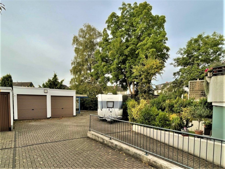 (17) Der Blick auf die beiden Doppelparkergaragen Etagenwohnung Bottrop / Fuhlenbrock