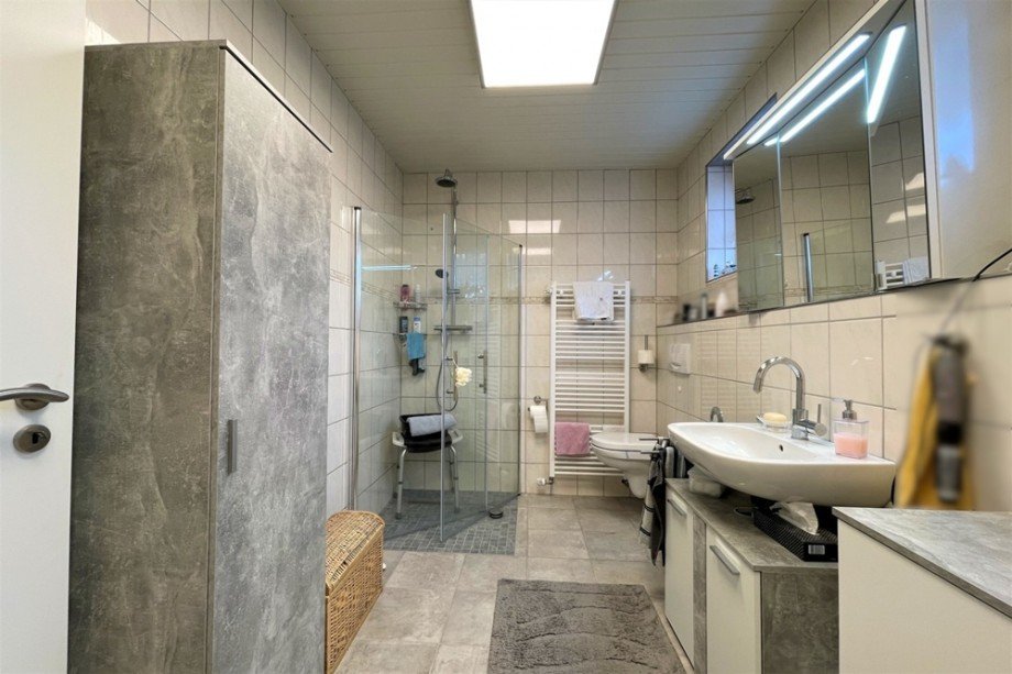 (35) Ein Blick in das sehr moderne und altengerechte Badezimmer Einfamilienhaus Bottrop / Eigen