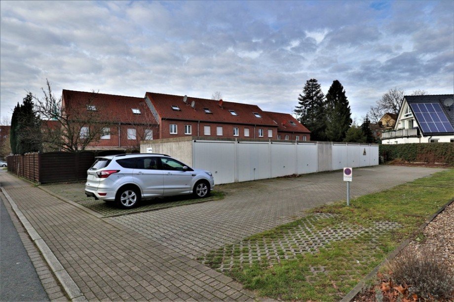 (23) Hinter der Immobilie befindet sich der Garagenhof Reihenmittelhaus Essen / Altenessen-Nord