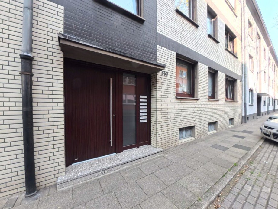 (3) Der Hauseingang ist zentral auf der Geb�udevorderseite gelegen Erdgeschosswohnung Oberhausen / Altstadt-Mitte