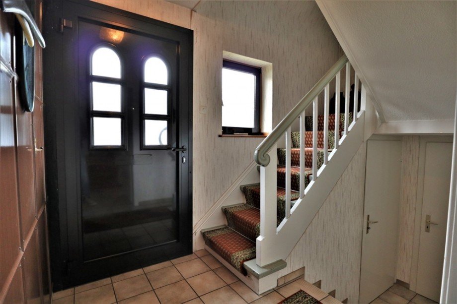 (2) Der Hauseingangsbereich im Erdgeschoss Doppelhaush�lfte Bottrop / Ebel