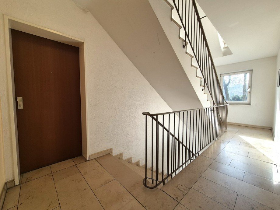 (4) Ein gepflegtes Treppenhaus f�hrt Sie hinauf zum Wohnungseingang im 2. OG (rechts) Etagenwohnung Gladbeck