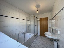 (10) Das Badezimmer aus einer anderen Perspektive *VERKAUFT*