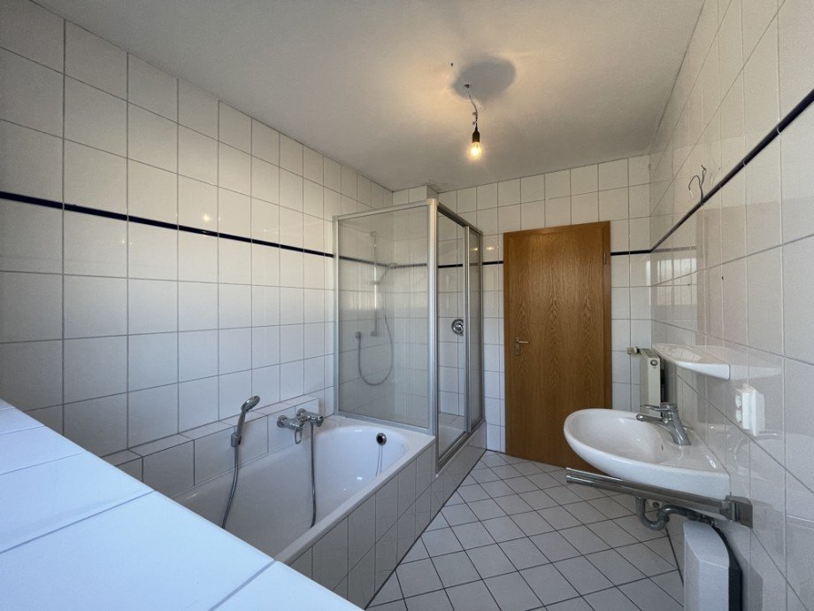 (10) Das Badezimmer aus einer anderen Perspektive Etagenwohnung Bottrop / Fuhlenbrock