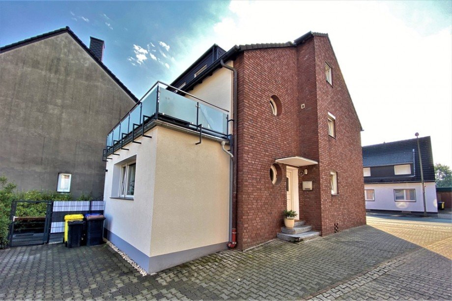 (5) Weitere Giebelansicht und der Wintergartenanbau im Erdgeschoss Mehrfamilienhaus Bottrop / Fuhlenbrock