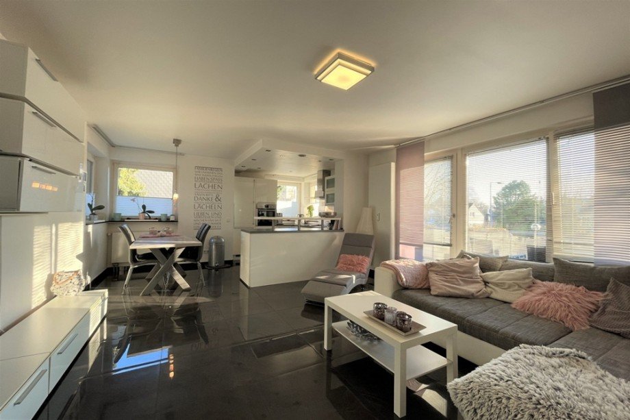 (14) Hier sehen Sie das ger�umige Wohn- und Esszimmer mit offen angrenzender K�che Etagenwohnung Oberhausen / Sterkrade