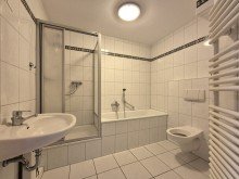 (15) Hier blicken Sie in das Hauptbadezimmer inkl. Dusche und Badewanne *VERKAUFT*