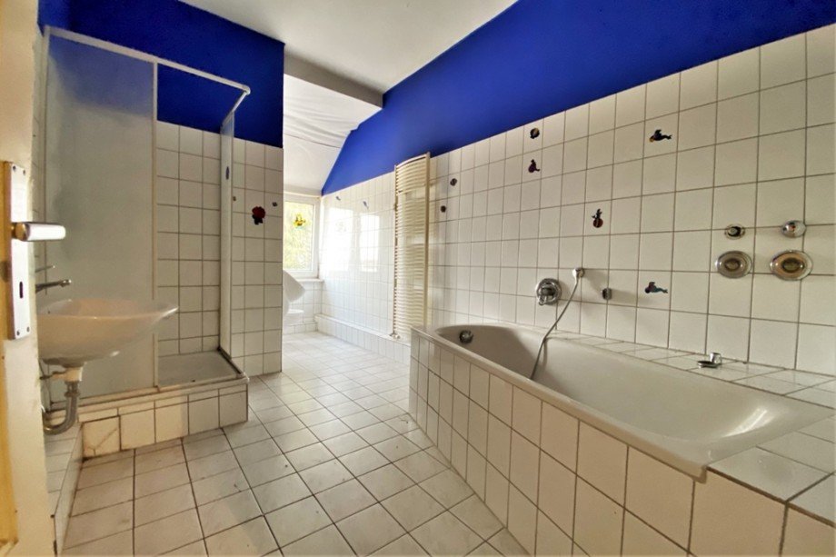 (18) Der erste Einblick in das gro�e Badezimmer Mehrfamilienhaus Bottrop / Stadtmitte