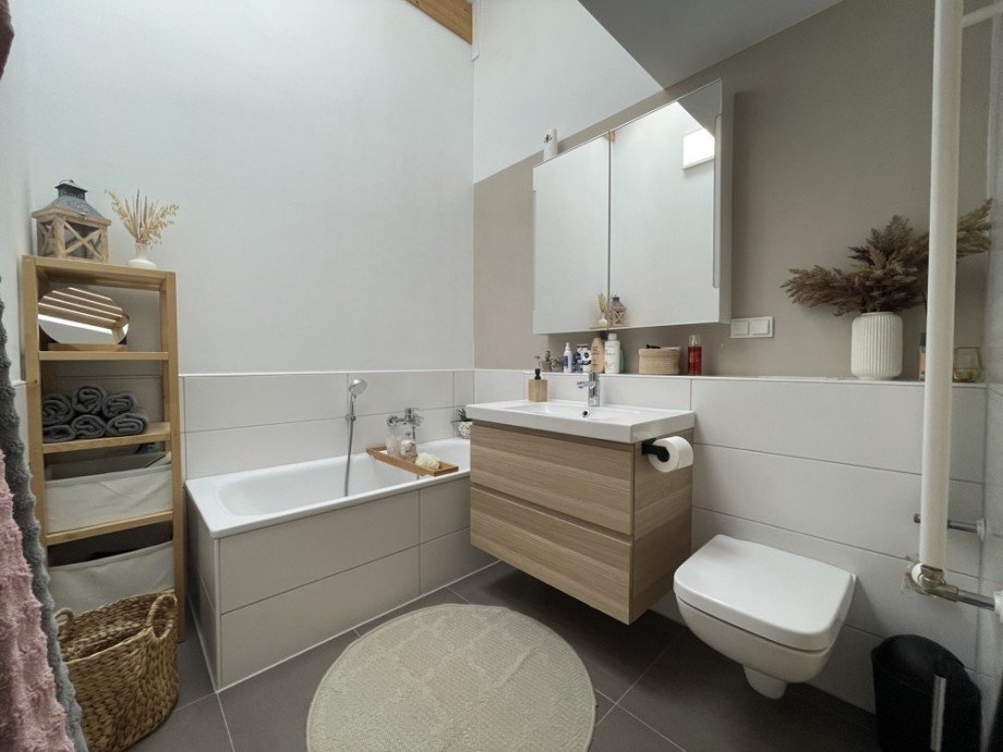 (18) Zentral im Obergeschoss befindet sich das moderne Duschbadezimmer Einfamilienhaus Bottrop / Boy